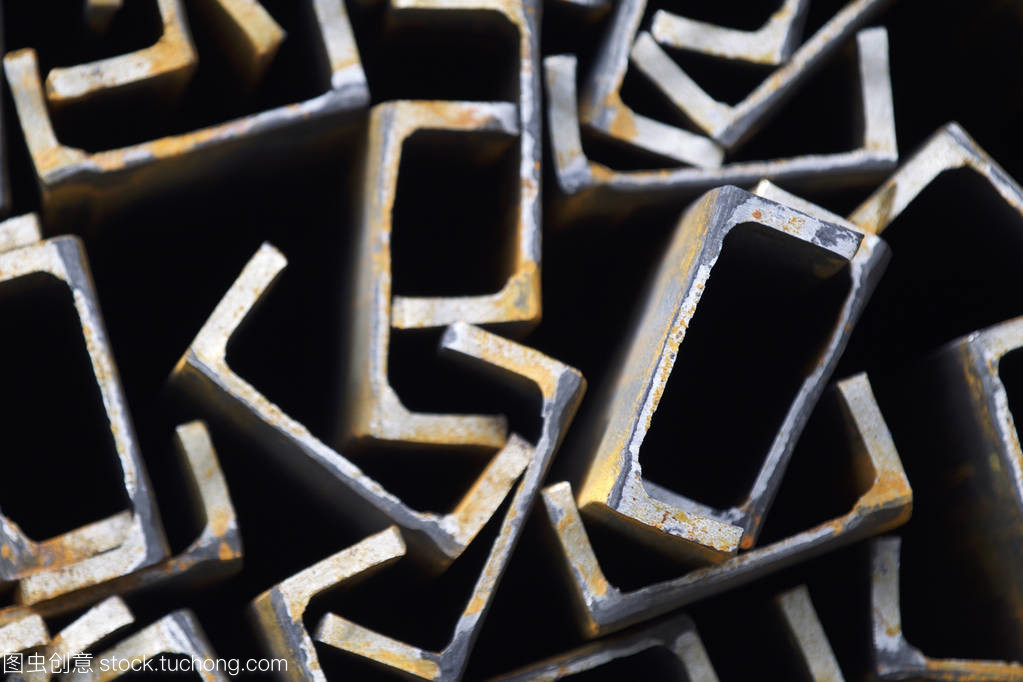 在金屬產品在倉庫包金屬型材通道