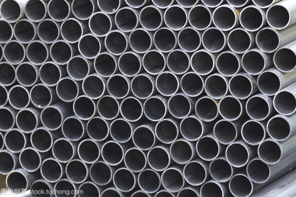 金屬型材管的圓形截面的金屬產(chǎn)品在倉庫包